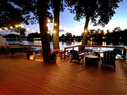 New! Lakeshore Cottage: Fish, Kayak, Relax, Sunset Deck