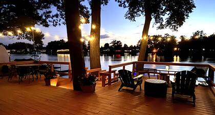 New! Lakeshore Cottage: Fish, Kayak, Relax, Sunset Deck