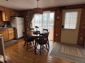 Dining - Lakeshore Cottage: Fish, Kayak, Relax, Sunset Deck (Colon)