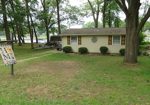 Property grounds - Lakeshore Cottage: Fish, Kayak, Relax, Sunset Deck (Colon)