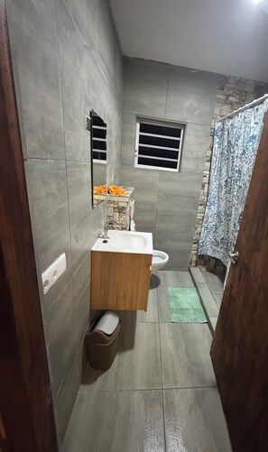 تجهيزات دش، مناشف، صابون، و رق حمّام