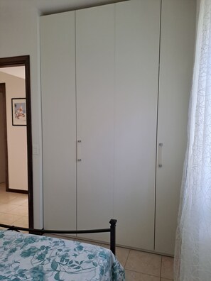 2 室のベッドルーム、アイロン / アイロン台、ベッドシーツ
