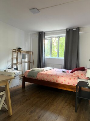 3 chambres, fer et planche à repasser, Wi-Fi, draps fournis
