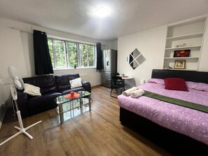 3 habitaciones, tabla de planchar con plancha, wifi y ropa de cama 