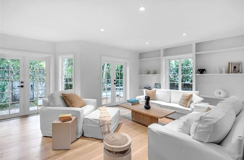 El Prado’s Getaway. Charming 2B 1B retreat in upscale Coconut Grove