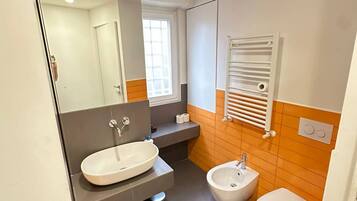 Haartrockner, Bidet, Handtücher, Seife