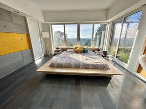 5 bedrooms, iron/ironing board, WiFi, bed sheets