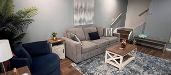 Charming 2-bedroom condo in fantastic Flat Rock with WiFi, AC