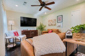 TV, fireplace - Bama Bungalow – 9 Min from UA - Cozy 3BR Home (Northport)
