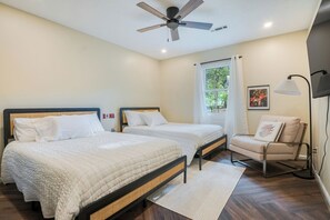 3 habitaciones, tabla de planchar con plancha, wifi y ropa de cama 