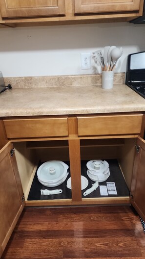 Microondas, horno, placa de cocina y lavavajillas