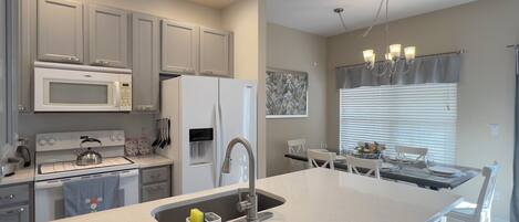 Micro-ondes, four, plaque de cuisson, lave-vaisselle