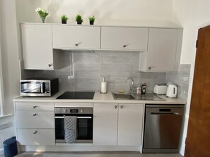 Mikrovågsugn, ugn, spishäll och diskmaskin