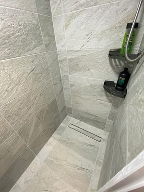 Douche, serviettes fournies, savon, papier toilette