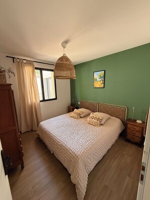 3 عدّة غرف نوم ومكواة/لوح كي وواي فاي وملاءات أسرّة