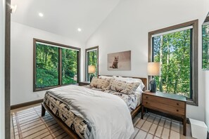 3 habitaciones, tabla de planchar con plancha, wifi y ropa de cama 