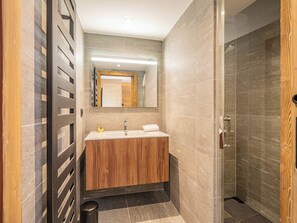 Bruser, hårtørrer, håndklæder