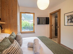 3 bedrooms, iron/ironing board, travel cot, WiFi