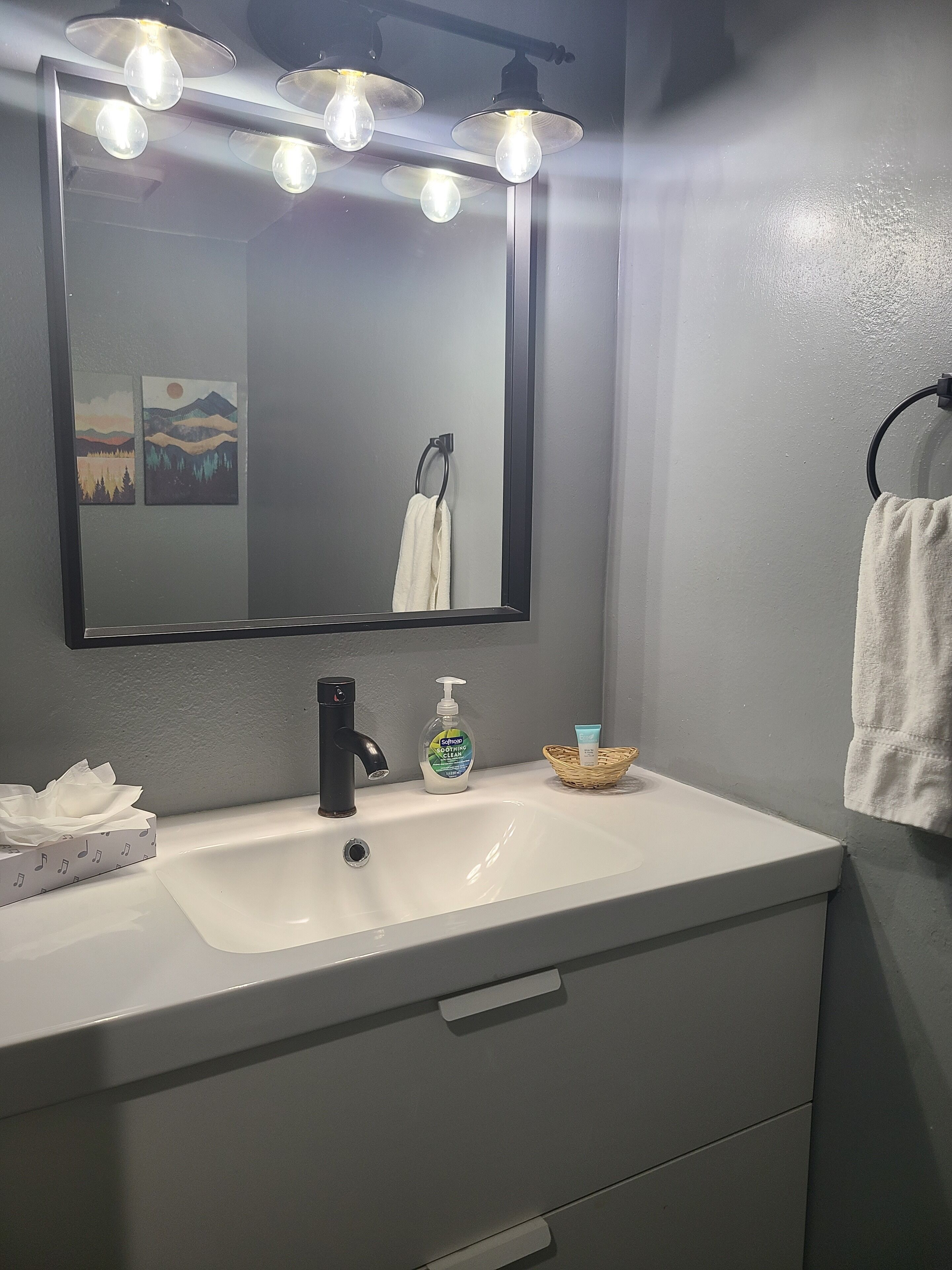 Ferienhaus, Balkon, Bergblick | Badezimmer