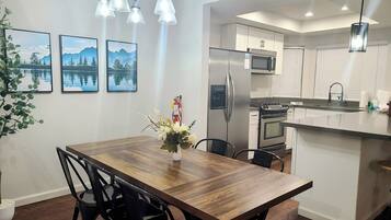 House, Balcony, Mountain View | In-room dining