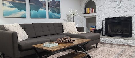 Casa, balcón, vistas a la montaña | Zona de estar | Una televisión