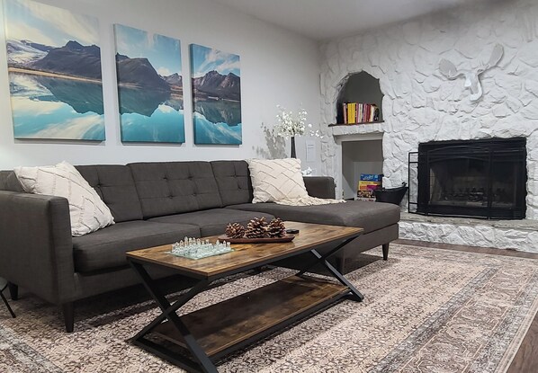 하우스, 발코니, 산 전망 | 거실 공간 | TV