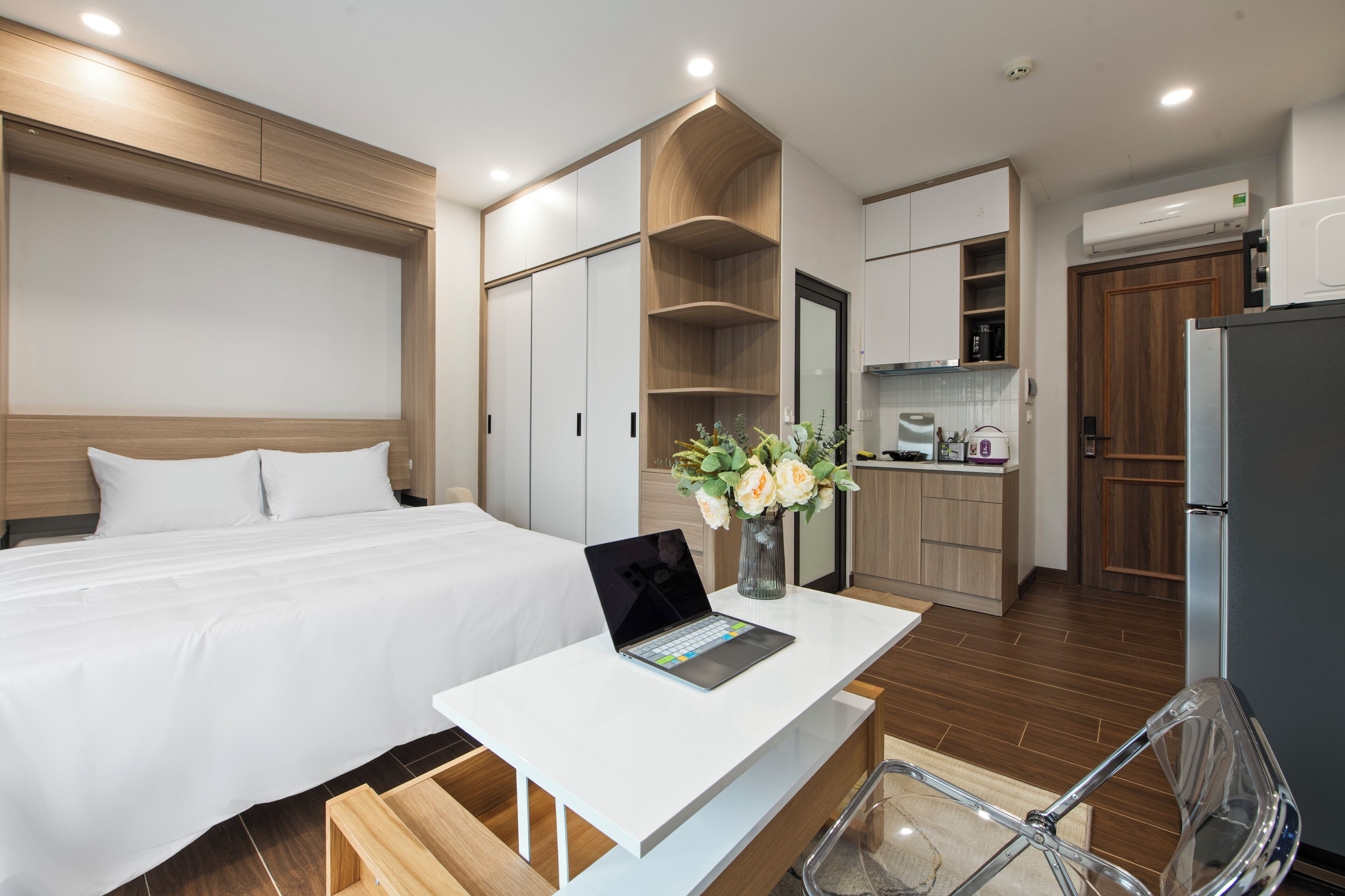 Quarto casal luxo, sacada | Lençóis italianos Frette, roupas de cama premium