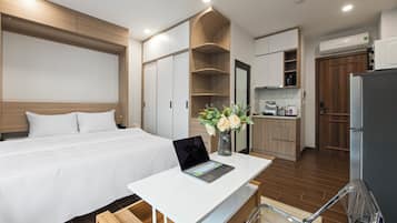 Quarto casal luxo, sacada | Lençóis italianos Frette, roupas de cama premium