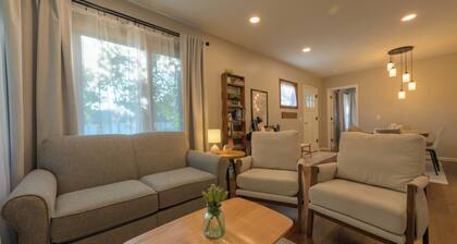 Charming 2-bedroom cottage with WiFi, AC in lovely Pella