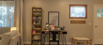 Charming 2-bedroom cottage with WiFi, AC in lovely Pella