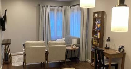 Charming 2-bedroom cottage with WiFi, AC in lovely Pella
