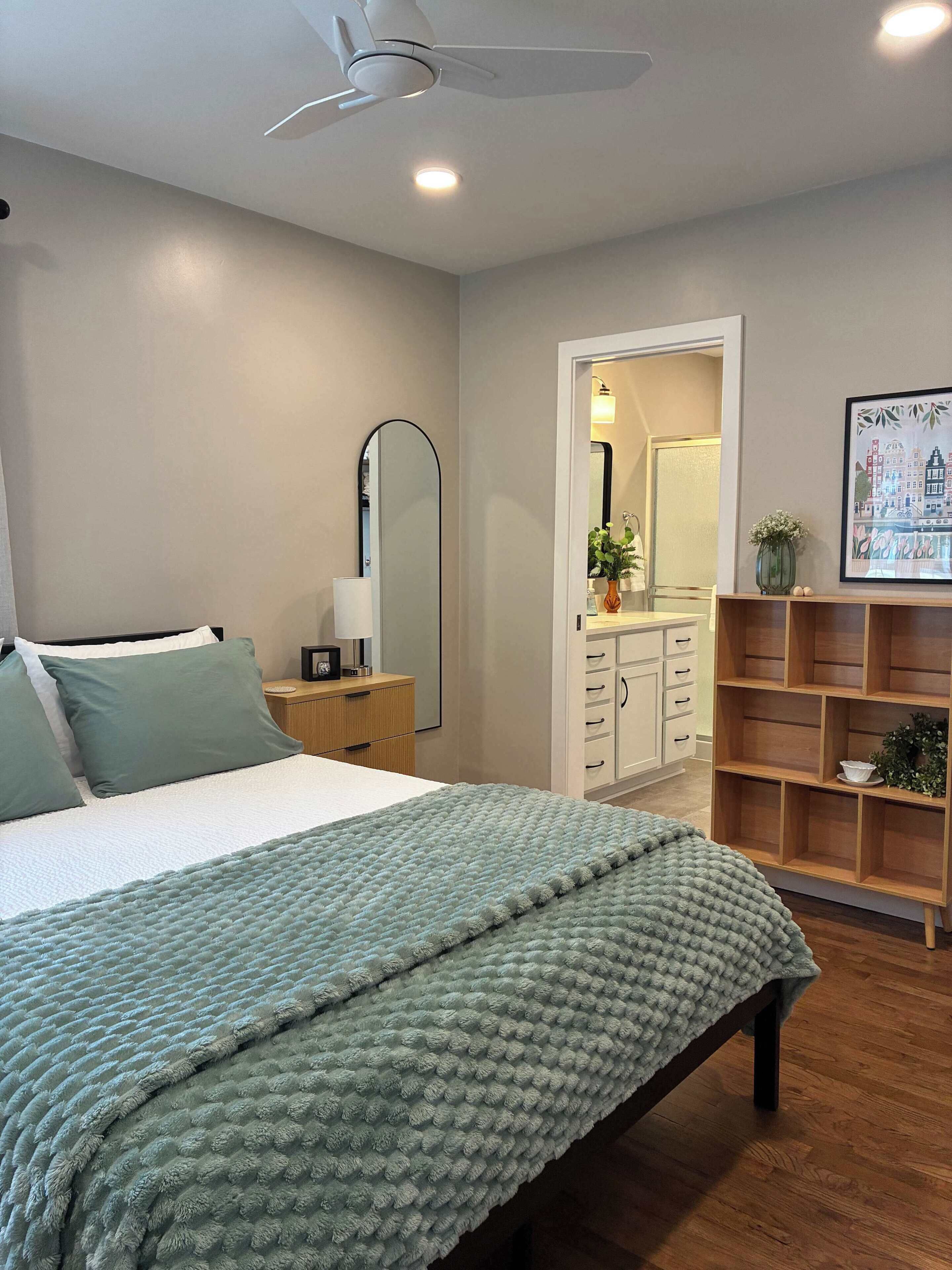 2 bedrooms, desk, iron/ironing board, travel crib