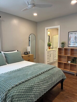 2 bedrooms, desk, iron/ironing board, travel crib - The Mid-Town Cottage (Pella)