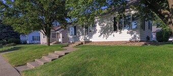Charming 2-bedroom cottage with WiFi, AC in lovely Pella