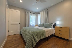 2 bedrooms, desk, iron/ironing board, travel crib - The Mid-Town Cottage (Pella)