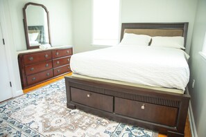 Tabla de planchar con plancha, wifi y ropa de cama