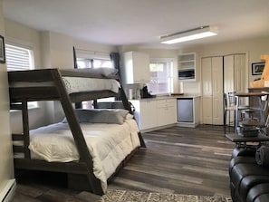 2 chambres, fer et planche à repasser, Wi-Fi, draps fournis