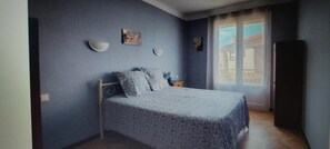3 chambres, fer et planche à repasser, Wi-Fi, draps fournis