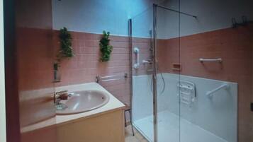 SĂšche-cheveux, serviettes fournies, savon, papier toilette