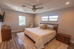 3 bedrooms, desk, iron/ironing board, free WiFi - Serene Coastal Stay – Resort Style Home on Casey Key (Nokomis)