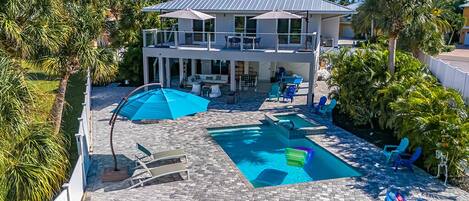 Een buitenzwembad en een verwarmd zwembad