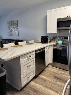Micro-ondes, four, plaque de cuisson, lave-vaisselle