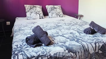 Iron/ironing board, bed sheets