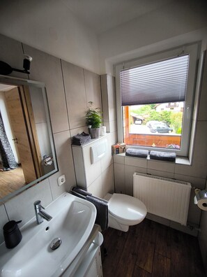 Dusche, Haartrockner, Handtücher, Toilettenpapier