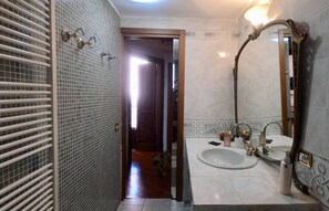 Shower, hair dryer, bidet, towels - Comfortable one-bedroom apartment in Milan (Milano)