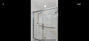 Dusche, Bidet, Handtücher, Toilettenpapier