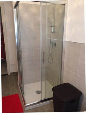 Een douche, een haardroger, een bidet, handdoeken