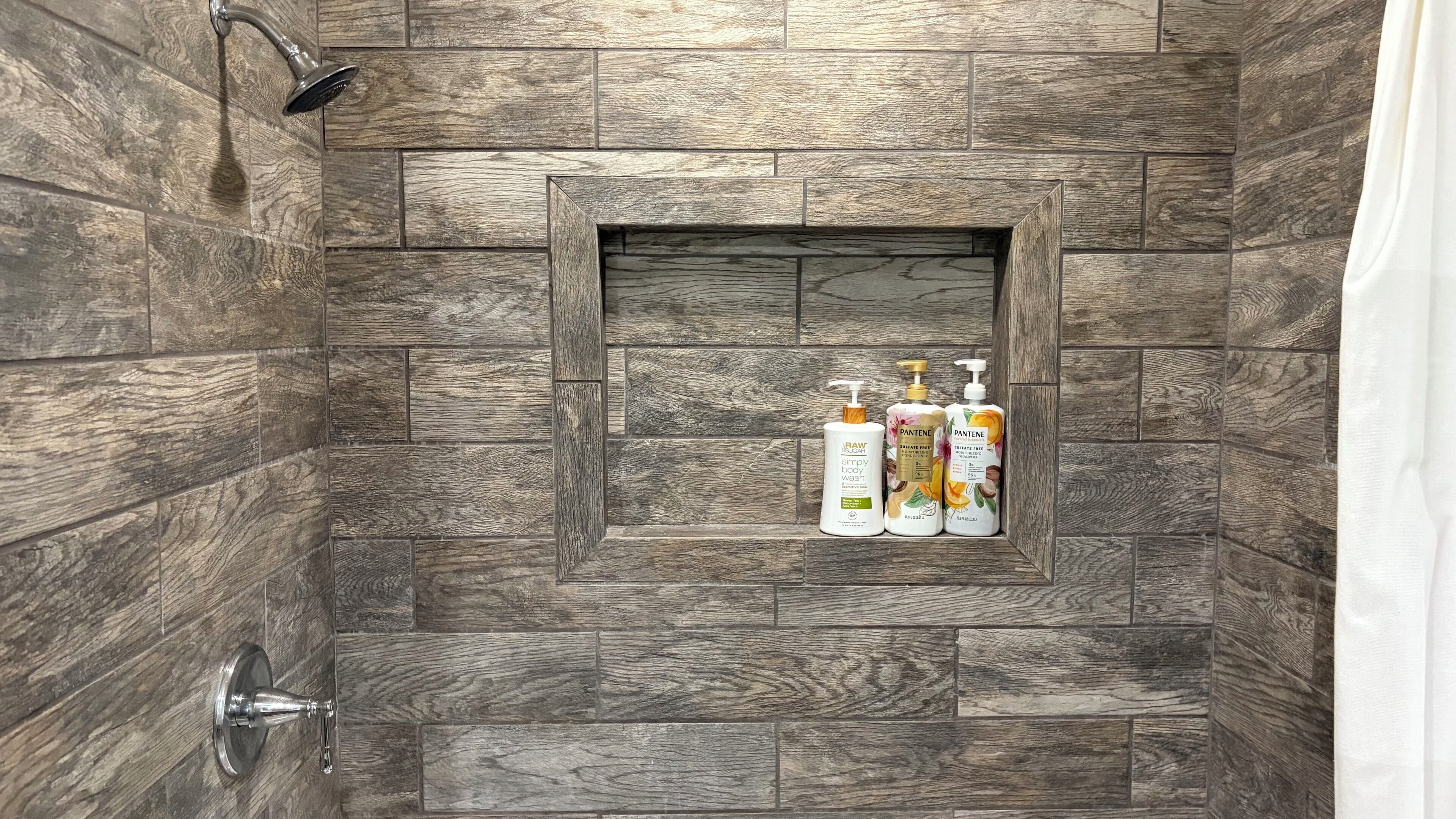Dusche, Haartrockner, Handtücher, Toilettenpapier