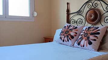 3 habitaciones, tabla de planchar con plancha, wifi y ropa de cama