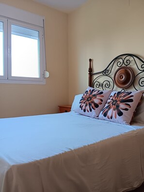 3 chambres, fer et planche à repasser, Wi-Fi, draps fournis